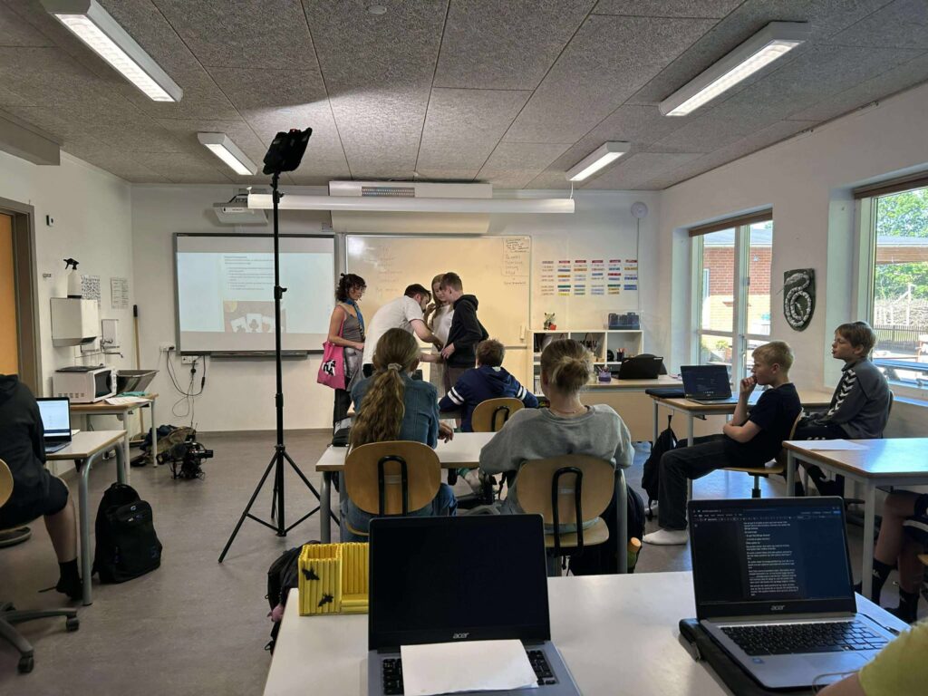 Vi har haft besøg af Ultra Nyt fra DR. To spændende dage hvor de fulgte Silje og Johannes fra 6. klasse der fik en challenge "Et døgn uden strøm". Resultatet kan ses på DR TV fra den 30. maj.