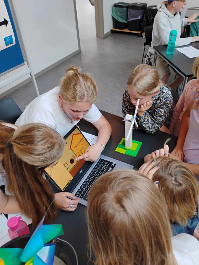De store elever lavede en flot præsentation af deres naturfagsopgave for resten af skolens elever.