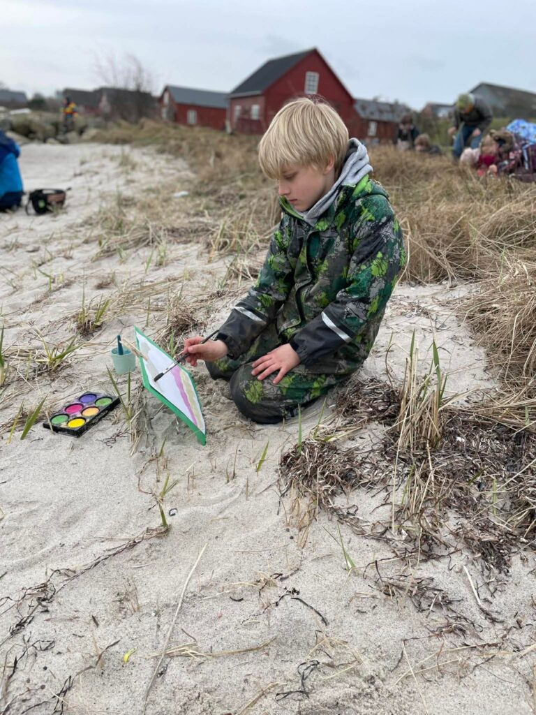 0.-4. klasse var i kunstugen på tur til Humlum Fiskerleje for at male himmel og hav.