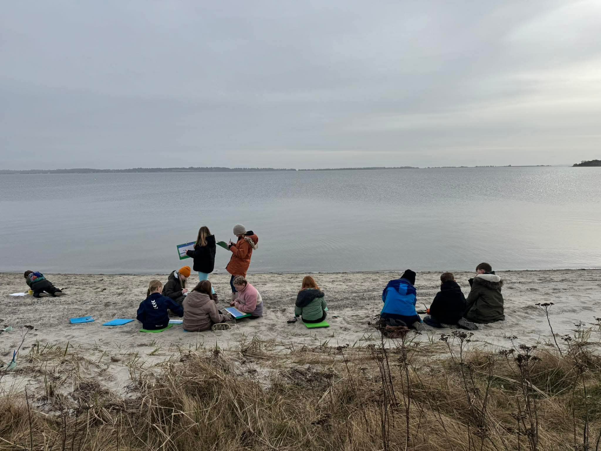 Kunstugen bød på ture ud af huset. 0.-4. klasse var på tur til Humlum Fiskerleje, hvor de malede himmel og hav med vandfarver.