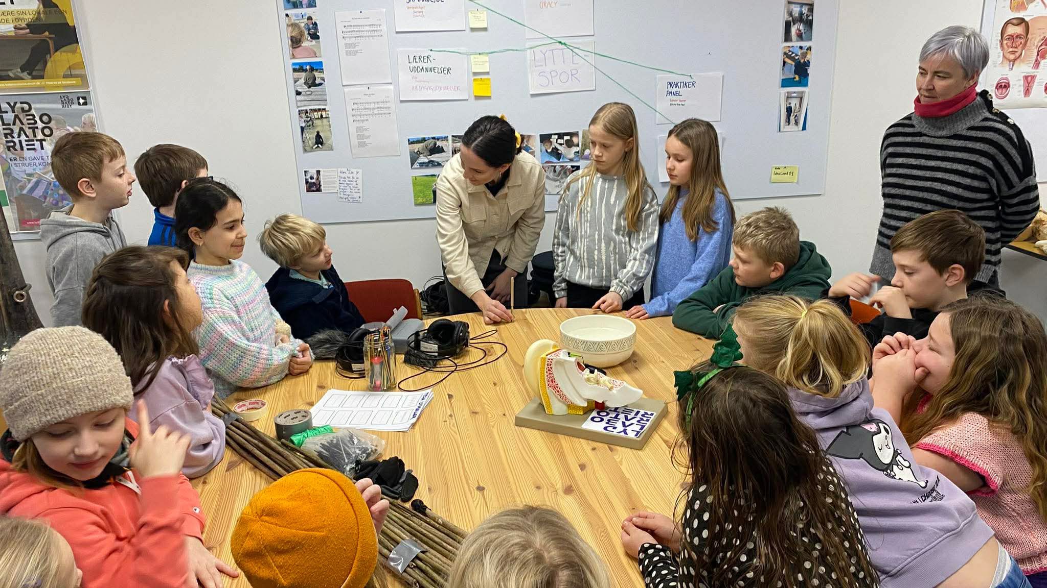 I valgfagene "Lydværksted" og "Den lille opfinder" besøgte vi Sound Lab i Struer. En spændende formiddag hvor vi blandt andet undersøgte forskellige lyde og lavede vores egne trommestik.